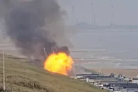 Brand op strand van Egmond aan Zee: meerdere strandhuisjes in vlammen op, explosie vastgelegd door webcam