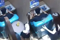 Gamer in Chinees internetcafé krijgt loeihete kop thee over zich heen, maar is te gefocust om daar op te reageren