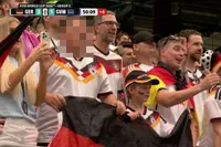 Heel internet denkt Hitler te zien bij Duitsland op het WK, maar dan duikt het originele beeld op