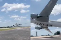 Spectaculaire Boeing 777 scheert rakelings over landingsbaan, maar waarom?