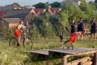 Amateur-stuntmannetje laat zien uit wat voor hout hij is gesneden