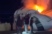 Privéjet stort neer vlak voor landing in Texas, heftige beelden laten zien hoe inzettende worden gered