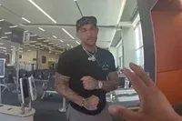 UFC-legende Dustin Poirier van vliegtuig gehaald en gearresteerd na confrontatie met agent