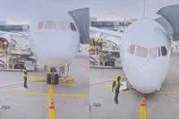 Nieuwe Lufthansa Dreamliner zakt ineens door z’n neus op luchthaven Frankfurt