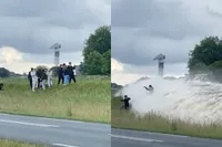 Scholieren onderschatten golf bij tewaterlating van groot schip in Groningse Foxhol en krijgen nat pak