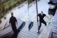 Pa gaat de strijd aan met ‘indringer’ op boot en maakt er een prachtige valpartij van