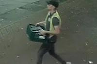 Brutale peukenbandiet steelt negen sloffen sigaretten door zich voor te doen als medewerker