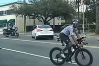 Klapzatte bestuurder rijdt dwars door parcours van hardloopwedstrijd in Florida, politie zet PIT-manoeuvre in