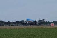 Video: KLM Boeing 777 maakt spectaculaire doorstart op Schiphol vanwege sterke zijwind