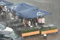 Op een warme dag lekker op het terras van Bon Burger in Amsterdam