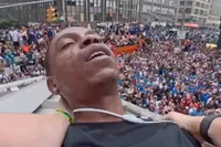 Knicks-fan krijgt overdosis tijdens kampioensfeest en probeert vervolgens zijn redder te zoenen