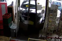 Oude baas parkeert auto iets té enthousiast en rijdt Jouw Marktkraam in Oss binnen: klant Jos springt net op tijd weg