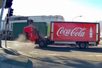 Bestuurder van MG vergeet één verkeersregel en leert harde les van Coca-Cola-truck in Sydney
