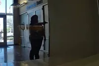 Vrouw loopt politiebureau binnen met pistool en gijzelt bezoeker, bodycam toont hoe agenten ingrijpen