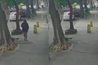 Vrouw verdwijnt ineens in rioolput op straat in Rio de Janeiro, motorbezorger schiet te hulp