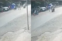 Motorrijder zonder helm rijdt verkeersagent aan tijdens controle in Vietnam.