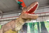 Bij veilingsite Troostwijk hebben ze een 12 meter hoge T-rex te koop die je kunt ophalen in Drachten