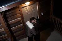 Airbnb-review loopt volledig uit de hand: verhuurder zou foto van gast met andere vrouw naar zijn echtgenote hebben gestuurd