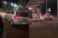 Automobilist in Roelofarendsveen ziet paaltje over het hoofd en zet carwash in het zonnetje