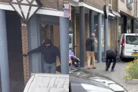 Beelden van gewapende overval in Arnhem gaan viraal: dader schreeuwt ‘oprotten’ terwijl omstanders op paar meter afstand staan