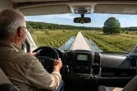 Camperaar denkt dat vlonderpad prima idee is en parkeert zichzelf muurvast in Drents natuurgebied