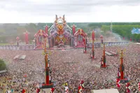 Defqon.1 neemt ongekende maatregel: duizenden dagbezoekers mogen festival niet meer op vanwege extreme hitte