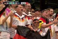 Heel internet denkt Hitler te zien bij Duitsland op het WK, maar dan duikt het originele beeld op
