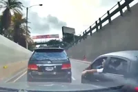 Invoegen? Niet vandaag vriend! Verkeersruzie loopt volledig uit de hand op drukke boulevard in Guatemala