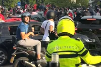 Mannetje is trots op overwinning Marokko en laat dat duidelijk merken aan een motormuis