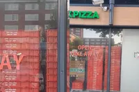 Onverwachte gast loopt doodleuk rond in New York Pizza in Rotterdam