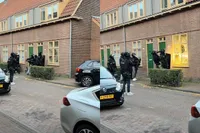 Politie kan ook wel een cursusje hele goede deur openmaken gebruiken