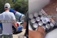 Je ziet een Red Bull Mini in Sneek staan... Pak jij dan een gratis tray?