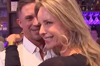 Presentatrice van Omroep Brabant vergeet ineens hoe Engels werkt na ontmoeting met ‘Magic Mike’-lookalike
