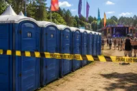 WTF op Amerikaans technofestival: pasgeboren baby gevonden in dixi op camping