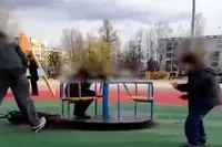 Darwin Award net niet gewonnen: jochie vliegt met 60 km/u uit speeltuindraaimolen aangedreven door elektrische step