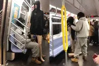 Man krijgt ruzie met mannequin ‘Wilson’ in metro van New York en sloopt uiteindelijk zijn reisgenoot