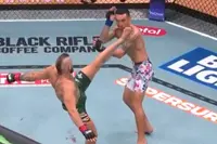 Er zijn gevechten die de geschiedenisboeken ingaan. En dan heb je UFC 329: Conor McGregor vs. Max Holloway