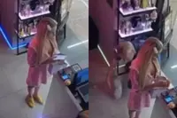 Oude creep probeert niet al te subtiel onder rokje van jonge vrouw te gluren