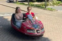 Scholieren in IJsselstein gaan met elektrische botsauto naar school en stelen de show