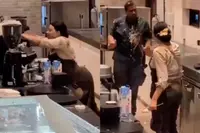 Breekpuntje: hotelmedewerkster krijgt volledige meltdown in restaurant vol vakantiegangers