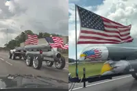 Man is wel heel erg blij met Amerika, maar z’n auto vertelt iets anders