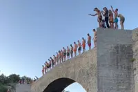 Voor op je bucketlist: met 18 man van brug springen