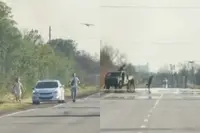 Oekraïense kamikaze-drone jaagt op Russisch militair voertuig en slaat keihard toe