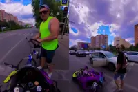 Russische fietser gaat op de vuist met een motorrijder, maar eindigen als kameraden