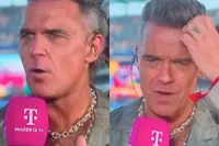 Kijkers zien mysterieus wit “iets” bij Robbie Williams en trekken direct conclusies tijdens interview na WK 2026-finale