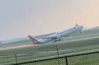 Boeing 777 trekt vonkenspoor tijdens mislukte landing in Cincinnati