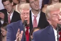 Man achter Trump steelt de show door Amerikaanse president perfect te imiteren