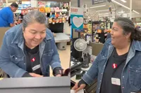 Caissière snapt er niets van als klant boodschappen afrekent met fles sap