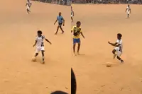 Heb jij ooit iemand zó zien voetballen? Angolese straatvoetballer laat verdedigers compleet verdwalen