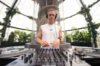 Zon, barbecue en deze vinyl trance-set van Armin van Buuren: beter wordt het vandaag niet